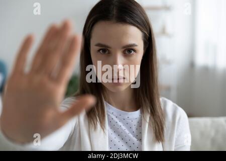 Kopfaufnahme Porträt Nahaufnahme selbstbewusste Frau zeigt Stop-Geste Stockfoto