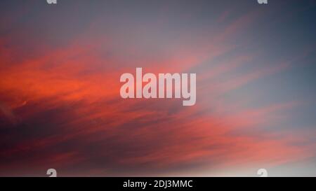 Epische bunte Sonnenuntergangswolke mit feinen Farben Stockfoto