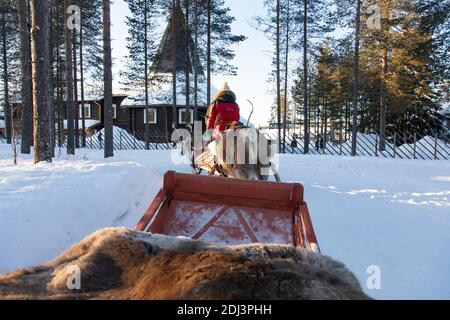 Rovaniemi, Lappland, Finnland - 29. Februar 2020: Rentierschlittenfahrt im Weihnachtsmanndorf in Rovaniemi Stockfoto