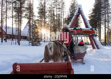 Rovaniemi, Lappland, Finnland - 29. Februar 2020: Rentierschlittenfahrt im Weihnachtsmanndorf in Rovaniemi Stockfoto