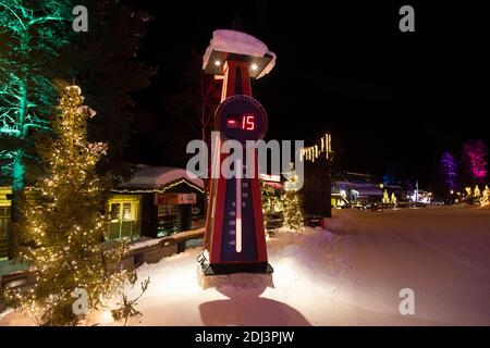 Rovaniemi, Lappland, Finnland - 29. Februar 2020: Nachtansicht des Weihnachtsmanndorfes in Rovaniemi, voller Lichter. Stockfoto