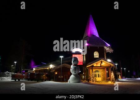 Rovaniemi, Lappland, Finnland - 29. Februar 2020: Nachtansicht des Weihnachtsmanndorfes in Rovaniemi, voller Lichter. Stockfoto