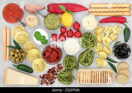 Für eine gute Gesundheit Essen Sie italienische Lebensmittel-Konzept mit einer großen Sammlung von typischen mediterranen Gesundheits-Lebensmittel auf Meliert grau. Cholesterinarme Ernährung. Stockfoto