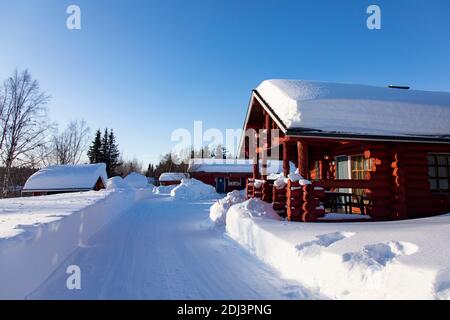 Lappland, Finnland - 1. März 2020: Hütten, die in der finnischen Landschaft in Lappland mit Schnee umziehen. Stockfoto