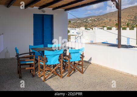 IOS, Griechenland - 20. September 2020: Balkon der griechischen Sommervilla auf der Insel iOS. Griechenland Stockfoto