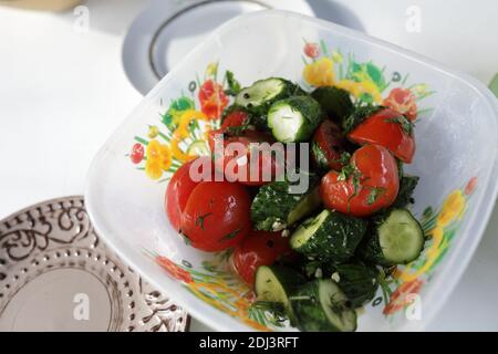 Eingelegte Tomaten und Gurkensalat auf dem Teller Stockfoto