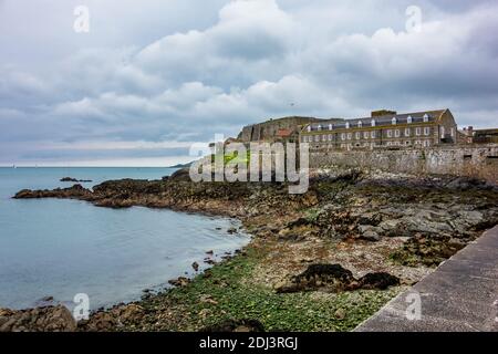 Schloss Cornet hat Sankt Peter Hafen und Hafen seit 800 Jahren bewacht. Saint Peter Port - Hauptstadt von Guernsey - britische Kronenabhängigkeit in Englisch Chan Stockfoto