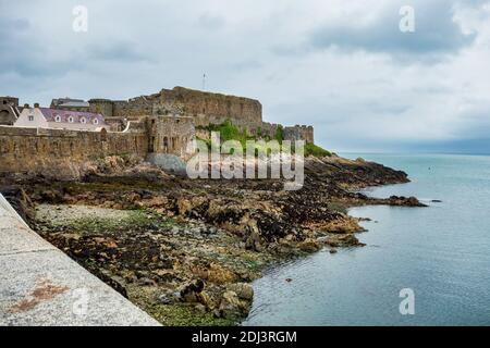 Schloss Cornet hat Sankt Peter Hafen und Hafen seit 800 Jahren bewacht. Saint Peter Port - Hauptstadt von Guernsey - britische Kronenabhängigkeit in Englisch Chan Stockfoto