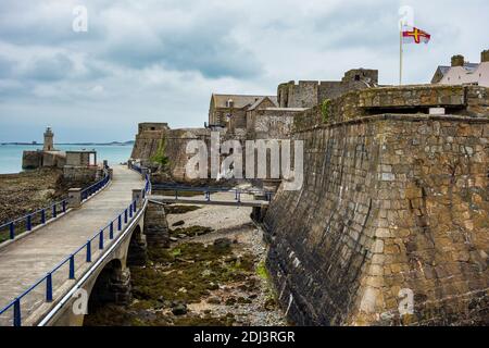 Schloss Cornet hat Sankt Peter Hafen und Hafen seit 800 Jahren bewacht. Saint Peter Port - Hauptstadt von Guernsey - britische Kronenabhängigkeit in Englisch Chan Stockfoto