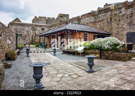 Schloss Cornet hat Sankt Peter Hafen und Hafen seit 800 Jahren bewacht. Saint Peter Port - Hauptstadt von Guernsey - britische Kronenabhängigkeit in Englisch Chan Stockfoto