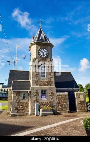 Stadtbild von Saint Peter Port, Hauptstadt von Guernsey, britische Kronenabhängigkeit im Ärmelkanal vor der Küste der Normandie. Stockfoto