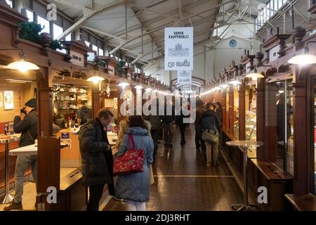 Helsinky, Finnland - 7. März 2020: Alte überdachte Markthalle Vanha Kauppahalli Stockfoto