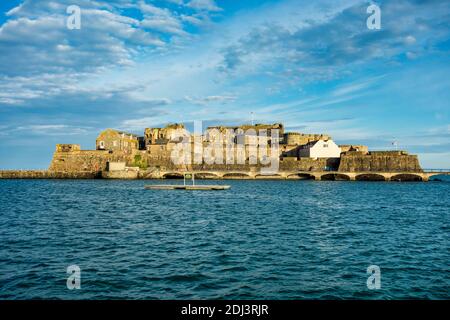 Schloss Cornet hat Sankt Peter Hafen und Hafen seit 800 Jahren bewacht. Saint Peter Port - Hauptstadt von Guernsey - britische Kronenabhängigkeit in Englisch Chan Stockfoto