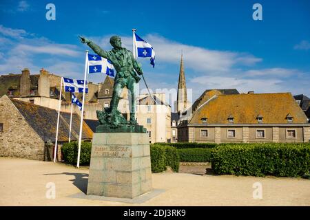 Stadtbild von Saint-Malo. Saint-Malo ist eine ummauerte Hafenstadt in der Bretagne im Nordwesten Frankreichs am Ärmelkanal. Stockfoto