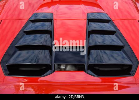 Detailansicht der hinteren Motorabdeckung mit Lamschen auf Eine Rosso Mars rote Lamborghini Huracan Spyder LP 580-2 Stockfoto