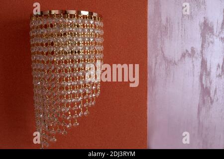 Ansicht der Wandleuchte auf rotem Hintergrund Stockfoto