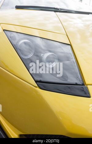 Nahaufnahme der Scheinwerfer-Cluster und Motorhaube auf Ein gelber Lamborghini Murciélago LP 640 Stockfoto