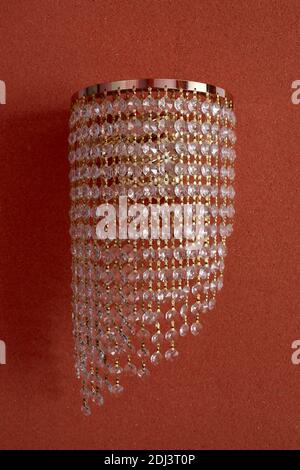 Details der Wandleuchte auf rotem Hintergrund Stockfoto