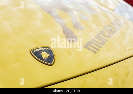 Nahaufnahme Detail der Motorhaube, Emblem Abzeichen und benutzerdefinierte Aufkleber auf einem gelben Lamborghini Murciélago LP 640 Stockfoto