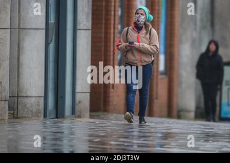 Southampton, Hampshire. Dezember 2020. Wetter in Großbritannien. Die Käufer trotzen dem Wetter bei einem regnerischen Start in den Tag in Southampton. Credit Stuart Martin/ Alamy Live News Stockfoto