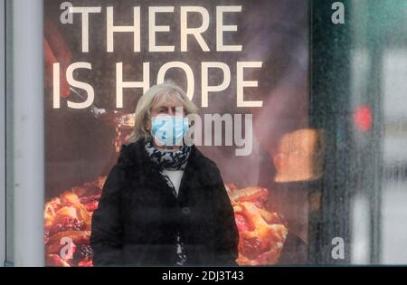Southampton, Hampshire. Dezember 2020. Wetter in Großbritannien. Die Käufer trotzen dem Wetter bei einem regnerischen Start in den Tag in Southampton. Credit Stuart Martin/ Alamy Live News Stockfoto