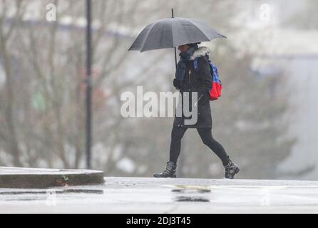 Southampton, Hampshire. Dezember 2020. Wetter in Großbritannien. Die Käufer trotzen dem Wetter bei einem regnerischen Start in den Tag in Southampton. Credit Stuart Martin/ Alamy Live News Stockfoto