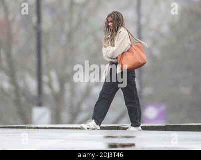 Southampton, Hampshire. Dezember 2020. Wetter in Großbritannien. Die Käufer trotzen dem Wetter bei einem regnerischen Start in den Tag in Southampton. Credit Stuart Martin/ Alamy Live News Stockfoto