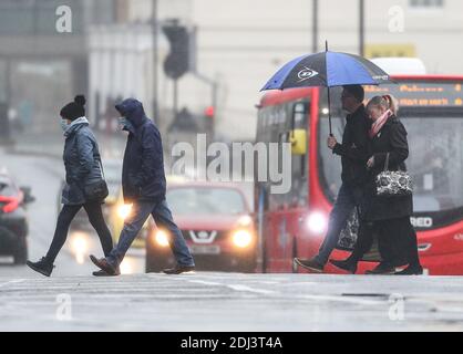 Southampton, Hampshire. Dezember 2020. Wetter in Großbritannien. Die Käufer trotzen dem Wetter bei einem regnerischen Start in den Tag in Southampton. Credit Stuart Martin/ Alamy Live News Stockfoto