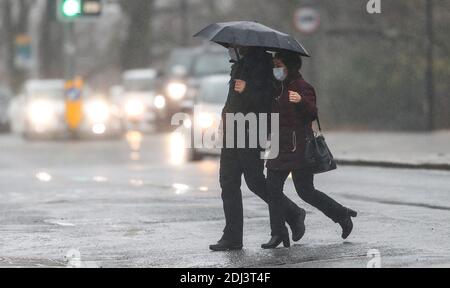 Southampton, Hampshire. Dezember 2020. Wetter in Großbritannien. Die Käufer trotzen dem Wetter bei einem regnerischen Start in den Tag in Southampton. Credit Stuart Martin/ Alamy Live News Stockfoto
