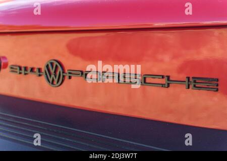 Nahaufnahme des Logos auf der Rückseite und des Emblems auf Ein roter Porsche 914 70er Sportwagen Stockfoto