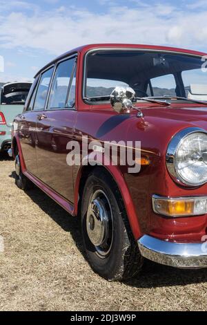 Vorderansicht eines kastanienbraunen Vanden Plas Princess 1100 viertürig Britische Limousine draußen bei Sonnenschein Stockfoto