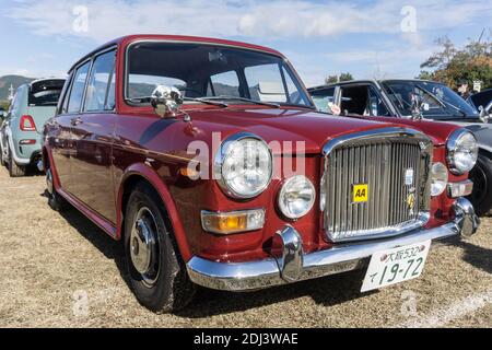 Vorderansicht eines kastanienbraunen Vanden Plas Princess 1100 viertürig Britische Limousine draußen bei Sonnenschein Stockfoto