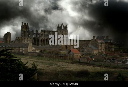 Whitby Abbey mit dramatischem Himmel hinzugefügt. Standort für Bram Stokers berühmten Dracula Vampire Roman. Stockfoto