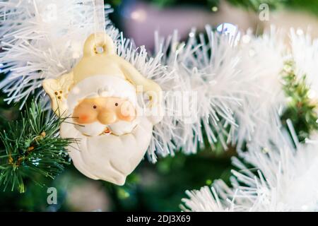 Weihnachtsmann Ornament auf Weihnachtsbaum mit Kopierraum. Stockfoto