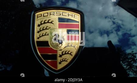 Paris, Frankreich - Januar 2018: Das Porche-Logo auf der klassischen schwarzen Haube eines Cayenne Stockfoto