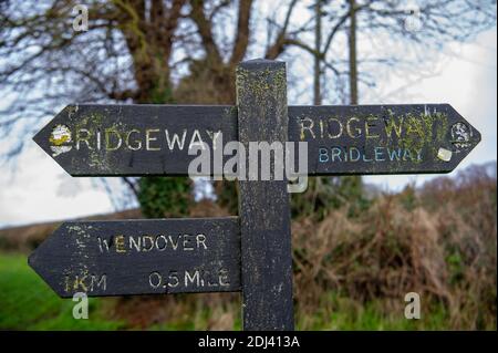 Wendover, Buckinghamshire, Großbritannien. Dezember 2020. Der Ridgeway. Einheimische und Familien aus Wendover nahmen heute an einem gesellschaftlich distanzierten Spaziergang von Wendover entlang des Ridgeway zum Jones Hill Wood Teil, um das Wasser und die Wälder von Wendover zu feiern. Das HS2 High Speed Rail Projekt zerstört Teile der Chilterns AONB. HS2 hat zwangsweise einen Teil des nahegelegenen Jones Hill Wood gekauft und plant, weitere uralte Waldgebiete dort als Teil der umstrittenen Hochgeschwindigkeitsstrecke von London nach Birmingham zu zerstören. HS2 gefährdet 108 uralte Waldgebiete. Quelle: Maureen McLean/Alamy Stockfoto