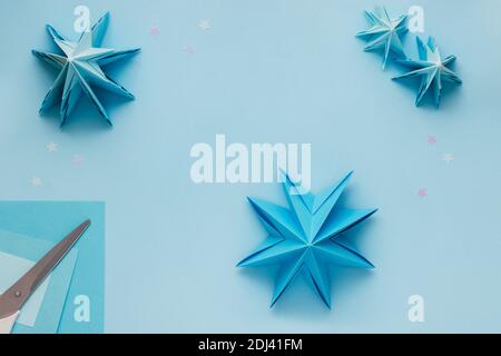 Einfacher Origami 3D Weihnachtsbaum aus blauem Papier. Schritt-für-Schritt-Anleitung, Schritt 16. Richten Sie Origami-Baum, so dass es eine Sternform von oben hat Stockfoto