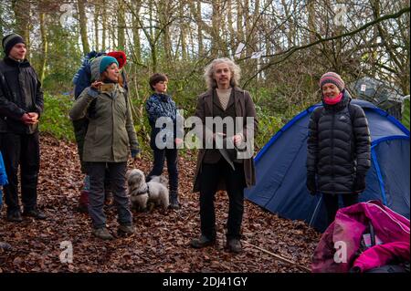 Wendover, Buckinghamshire, Großbritannien. Dezember 2020. Die Save Roald Dahl Woods Stop HS2 Camp. Einheimische und Familien aus Wendover nahmen heute an einem gesellschaftlich distanzierten Spaziergang von Wendover entlang des Ridgeway zum Jones Hill Wood Teil, um das Wasser und die Wälder von Wendover zu feiern. Das HS2 High Speed Rail Projekt zerstört Teile der Chilterns, die ein Gebiet von außergewöhnlicher natürlicher Schönheit sind. Dies verursacht viel Ärger in den lokalen Gemeinden. HS2 hat zwangsweise einen Teil des nahegelegenen Jones Hill Wood gekauft und plant, es als Teil des HS2 High Speed Rail Projekts zu zerstören. Quelle: Maureen McLean/Alamy Stockfoto