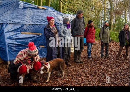 Wendover, Buckinghamshire, Großbritannien. Dezember 2020. Die Save Roald Dahl Woods Stop HS2 Camp. Einheimische und Familien aus Wendover nahmen heute an einem gesellschaftlich distanzierten Spaziergang von Wendover entlang des Ridgeway zum Jones Hill Wood Teil, um das Wasser und die Wälder von Wendover zu feiern. Das HS2 High Speed Rail Projekt zerstört Teile der Chilterns, die ein Gebiet von außergewöhnlicher natürlicher Schönheit sind. Dies verursacht viel Ärger in den lokalen Gemeinden. HS2 hat zwangsweise einen Teil des nahegelegenen Jones Hill Wood gekauft und plant, es als Teil des HS2 High Speed Rail Projekts zu zerstören. Quelle: Maureen McLean/Alamy Stockfoto