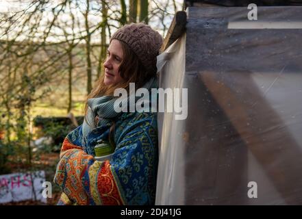 Wendover, Buckinghamshire, Großbritannien. Dezember 2020. Die Save Roald Dahl Woods Stop HS2 Camp. Einheimische und Familien aus Wendover nahmen heute an einem gesellschaftlich distanzierten Spaziergang von Wendover entlang des Ridgeway zum Jones Hill Wood Teil, um das Wasser und die Wälder von Wendover zu feiern. Das HS2 High Speed Rail Projekt zerstört Teile der Chilterns, die ein Gebiet von außergewöhnlicher natürlicher Schönheit sind. Dies verursacht viel Ärger in den lokalen Gemeinden. HS2 hat zwangsweise einen Teil des nahegelegenen Jones Hill Wood gekauft und plant, es als Teil des HS2 High Speed Rail Projekts zu zerstören. Quelle: Maureen McLean/Alamy Stockfoto