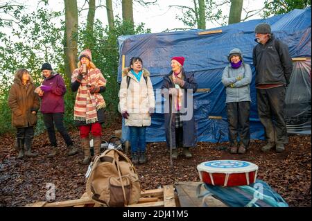 Wendover, Buckinghamshire, Großbritannien. Dezember 2020. Die Save Roald Dahl Woods Stop HS2 Camp. Einheimische und Familien aus Wendover nahmen heute an einem gesellschaftlich distanzierten Spaziergang von Wendover entlang des Ridgeway zum Jones Hill Wood Teil, um das Wasser und die Wälder von Wendover zu feiern. Das HS2 High Speed Rail Projekt zerstört Teile der Chilterns, die ein Gebiet von außergewöhnlicher natürlicher Schönheit sind. Dies verursacht viel Ärger in den lokalen Gemeinden. HS2 hat zwangsweise einen Teil des nahegelegenen Jones Hill Wood gekauft und plant, es als Teil des HS2 High Speed Rail Projekts zu zerstören. Quelle: Maureen McLean/Alamy Stockfoto