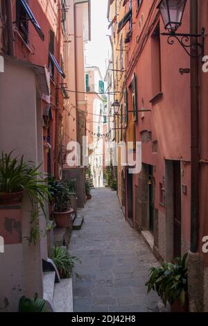 Bunte schmale Gasse in einem traditionellen italienischen Dorf. Stockfoto