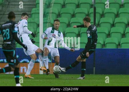 GRONINGEN, NIEDERLANDE - DEZEMBER 12: L-R: Jorgen Strand Larsen vom FC Groningen und Bart van Hintum vom FC Groningentry, um den Schuss von Melle Meul zu blockieren Stockfoto