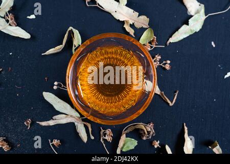 Honig und Linde auf schwarzem Hintergrund Stockfoto