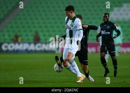 GRONINGEN, NIEDERLANDE - DEZEMBER 12: L-R: Melle Meulensteen von RKC Waalwijk, Jorgen Strand Larsen vom FC Groningen während des niederländischen Eredivisie-Spiels b Stockfoto