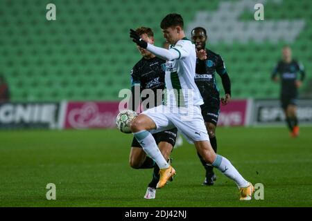 GRONINGEN, NIEDERLANDE - DEZEMBER 12: L-R: Melle Meulensteen von RKC Waalwijk, Jorgen Strand Larsen vom FC Groningen während des niederländischen Eredivisie-Spiels b Stockfoto