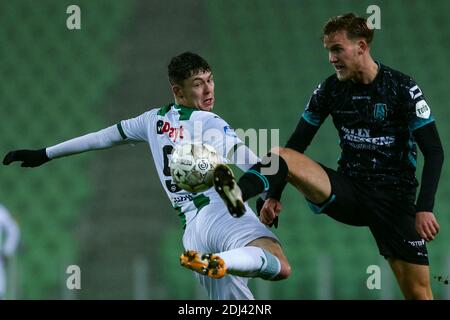 GRONINGEN, NIEDERLANDE - DEZEMBER 12: L-R: Jorgen Strand Larsen vom FC Groningen, Melle Meulensteen vom RKC Waalwijk während des niederländischen Eredivisie-Spiels b Stockfoto