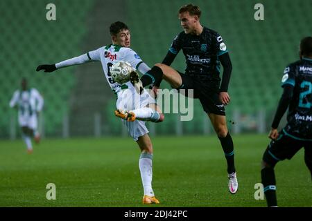 GRONINGEN, NIEDERLANDE - DEZEMBER 12: L-R: Jorgen Strand Larsen vom FC Groningen, Melle Meulensteen vom RKC Waalwijk während des niederländischen Eredivisie-Spiels b Stockfoto