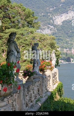 Statuen am Ufer des Lago di como Stockfoto