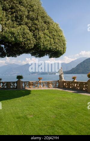 Statuen am Ufer des Lago di como Stockfoto